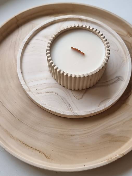 Sviečky - Voňavá sójová sviečka v BÉŽOVEJ jesmonite nádobke - 17801977_