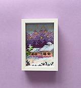 Dekorácie - Miniatúrna výšivka 5 x 7,5 cm v ráme na zavesenie: Zimné ticho - 17804494_