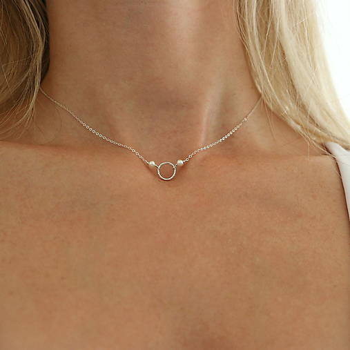 Náhrdelníky - Strieborný náhrdelník s karma krúžkom a perlami - 17805916_