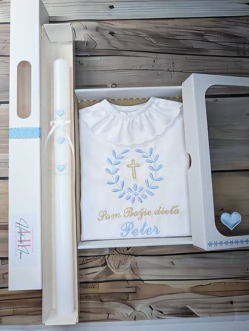 Detské oblečenie - Košieľka na krst K10 modrá so zlatou v darčekovom balení a sviečka na krst modré srdiečka s chránitkom - 17807210_