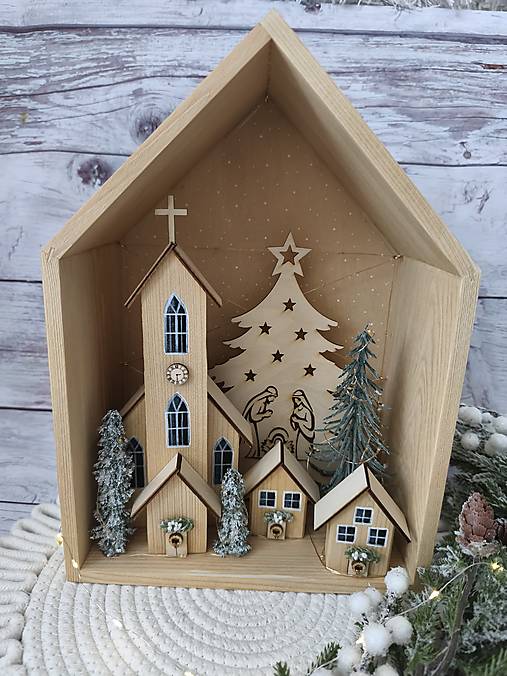 Dekorácie - VÝPREDAJ Drevený svietiaci vianočný domček - 17808542_