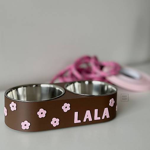 Pre zvieratá - Dvojmiska pre psa s menom / pre mačku s vlastným menom - Rozkošná Kvetinka (HNEDÁ) - 17808744_