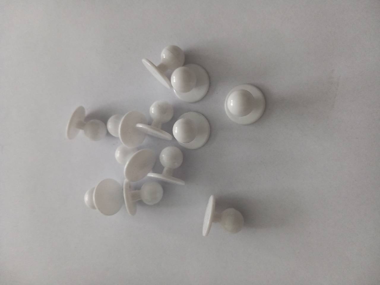 Gombiky do kuchárskeho rondonu biele