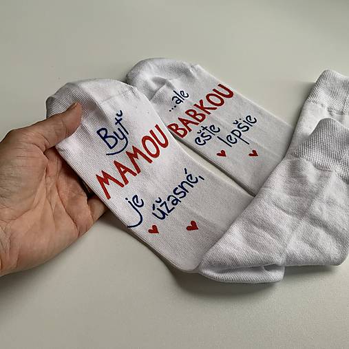 Maľované ponožky pre šťastnú mamu a babku (“Tlačeným” písmom)