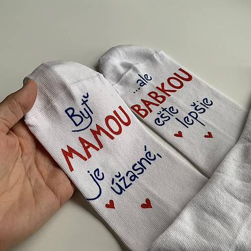 Maľované ponožky pre šťastnú mamu a babku (“Tlačeným” písmom)