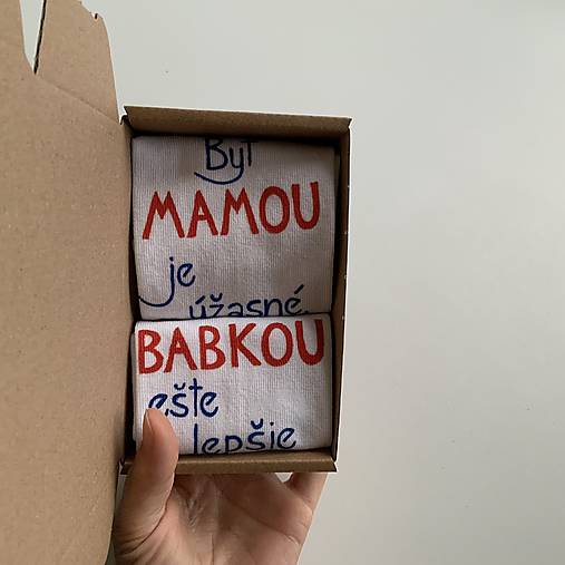 Maľované ponožky pre šťastnú mamu a babku (“Tlačeným” písmom)