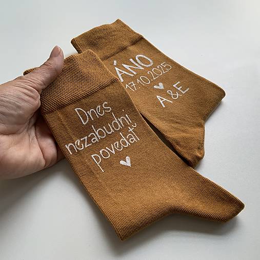 Maľované ponožky pre ženícha horčicové