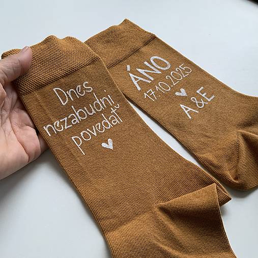 Maľované ponožky pre ženícha horčicové