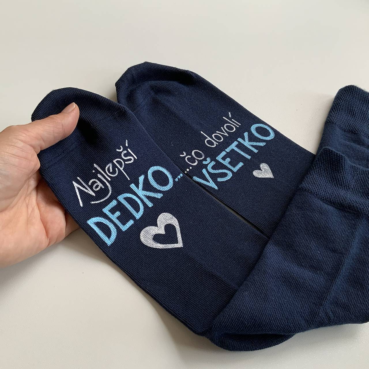 Maľované ponožky s nápisom: "Najlepší dedko, čo dovolí všetko" (tmavomodré 1)