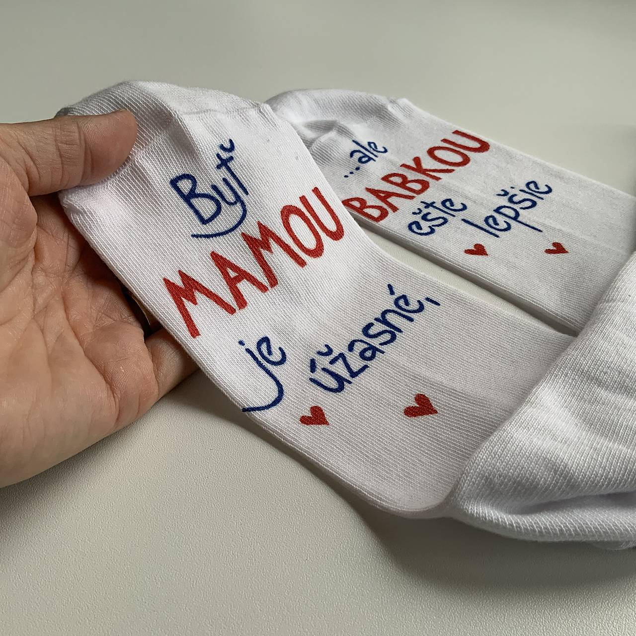 Maľované ponožky pre šťastnú mamu a babku (“Tlačeným” písmom)