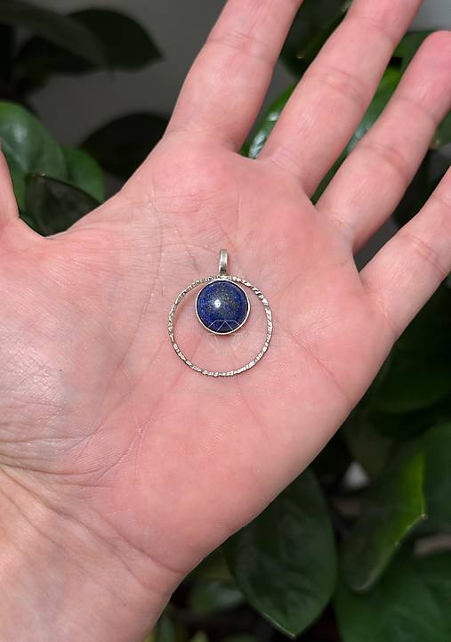 Strieborný 925/1000 prívesok s lapis lazuli