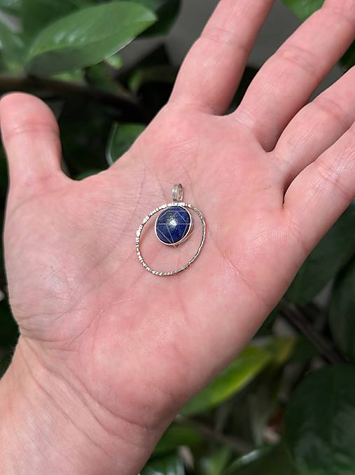 Strieborný 925/1000 prívesok s lapis lazuli