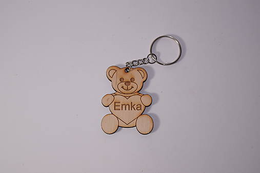 Kľúčenky - Personalizovaná kľúčenka z dreva macko s menom - 17809381_