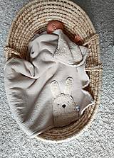 Detský textil - Celoročná deka pre bábätko béžová s huňatým zajkom - 17812666_