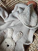 Detský textil - Celoročná deka pre bábätko béžová s huňatým zajkom - 17812667_