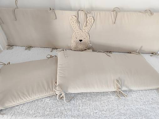 Detský textil - Mantinel do postieľky s huňatým zajkom béžový - 17812490_