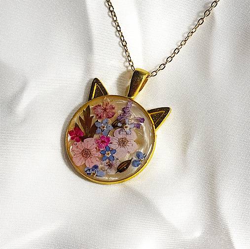 Náhrdelník s medailónom mačka - zo živice so skutočnými kvetmi