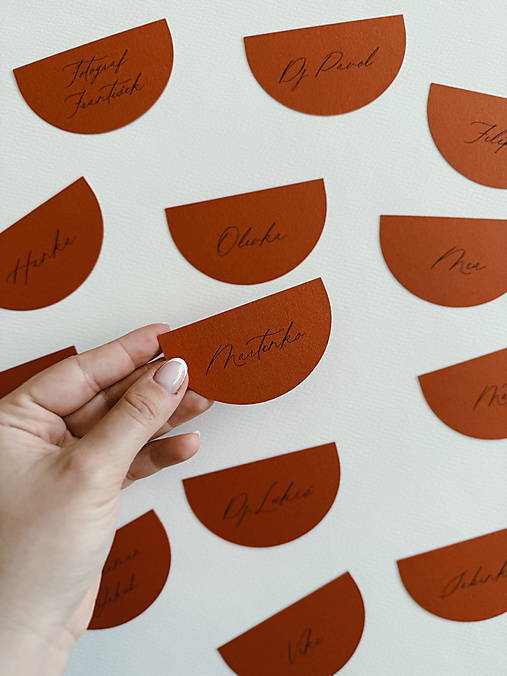 Úložné priestory & Organizácia - Svadobné menovky polkruh tehlové - 17815686_