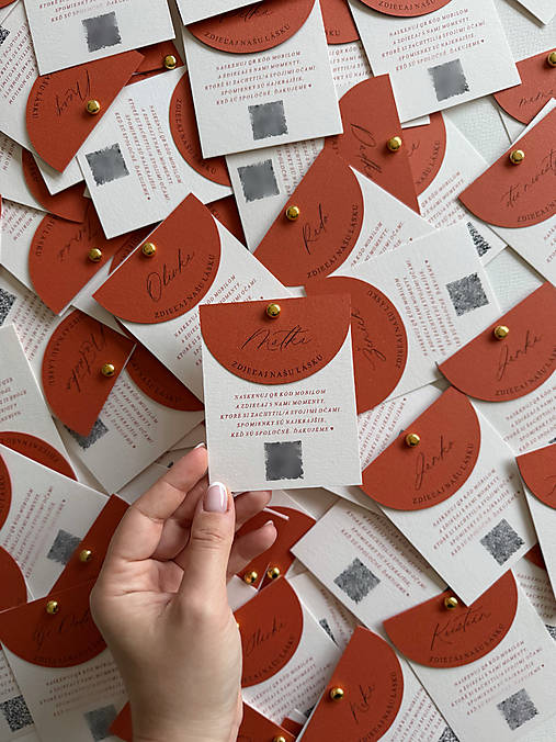 Úložné priestory & Organizácia - Svadobné menovky s QR kódom tehlové - 17815694_