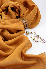 Šatky - Dámska ľanová šatka v horčicovo-oranžovej farbe – 100 % prírodný ľan, s koženým remienkom, v darčekovej krabičke - 17816223_