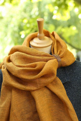 Šatky - Dámska ľanová šatka v horčicovo-oranžovej farbe – 100 % prírodný ľan, s koženým remienkom, v darčekovej krabičke - 17816224_