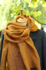 Šatky - Dámska ľanová šatka v horčicovo-oranžovej farbe – 100 % prírodný ľan, s koženým remienkom, v darčekovej krabičke - 17816225_
