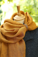 Šatky - Dámska ľanová šatka v horčicovo-oranžovej farbe – 100 % prírodný ľan, s koženým remienkom, v darčekovej krabičke - 17816226_