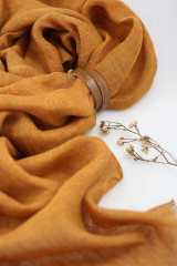 Šatky - Dámska ľanová šatka v horčicovo-oranžovej farbe – 100 % prírodný ľan, s koženým remienkom, v darčekovej krabičke - 17816227_