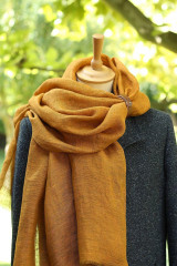 Šatky - Dámska ľanová šatka v horčicovo-oranžovej farbe – 100 % prírodný ľan, s koženým remienkom, v darčekovej krabičke - 17816228_