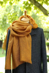 Šatky - Dámska ľanová šatka v horčicovo-oranžovej farbe – 100 % prírodný ľan, s koženým remienkom, v darčekovej krabičke - 17816229_