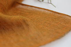 Šatky - Dámska ľanová šatka v horčicovo-oranžovej farbe – 100 % prírodný ľan, s koženým remienkom, v darčekovej krabičke - 17816231_