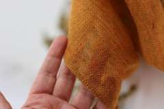 Šatky - Dámska ľanová šatka v horčicovo-oranžovej farbe – 100 % prírodný ľan, s koženým remienkom, v darčekovej krabičke - 17816232_