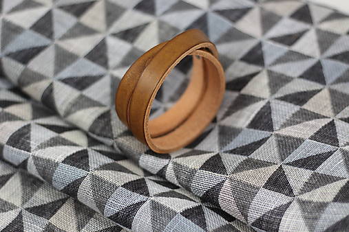 Luxusný pánsky zimný šál čierno-šedej farby – jemný, hrejivý, s koženým remienkom