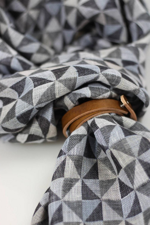 Luxusný pánsky zimný šál čierno-šedej farby – jemný, hrejivý, s koženým remienkom