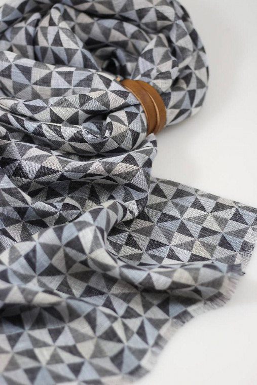 Luxusný pánsky zimný šál čierno-šedej farby – jemný, hrejivý, s koženým remienkom