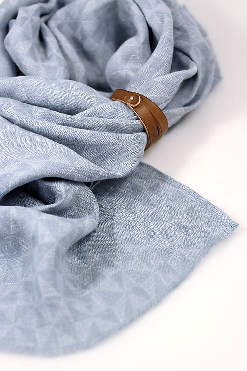Elegantny pánsky ľanový šál svetlomodrej farby – 100 % prírodný ľan, ľahký, štýlový, v darčekovej krabičke