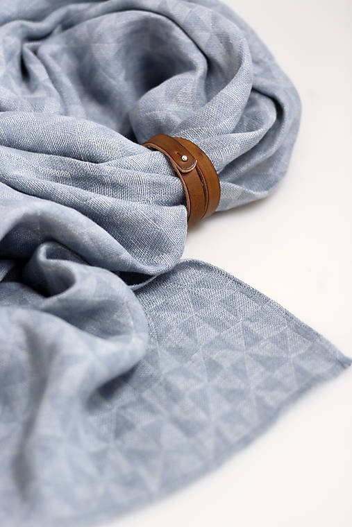 Elegantny pánsky ľanový šál svetlomodrej farby – 100 % prírodný ľan, ľahký, štýlový, v darčekovej krabičke