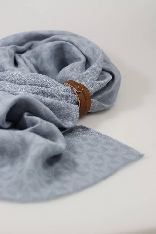 Elegantny pánsky ľanový šál svetlomodrej farby – 100 % prírodný ľan, ľahký, štýlový, v darčekovej krabičke