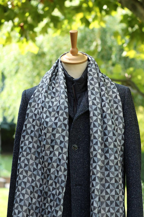 Luxusný pánsky zimný šál čierno-šedej farby – jemný, hrejivý, s koženým remienkom