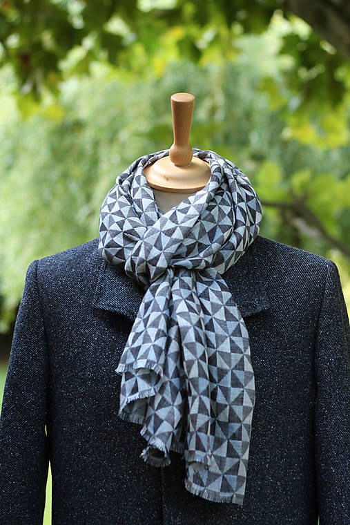 Luxusný pánsky zimný šál čierno-šedej farby – jemný, hrejivý, s koženým remienkom