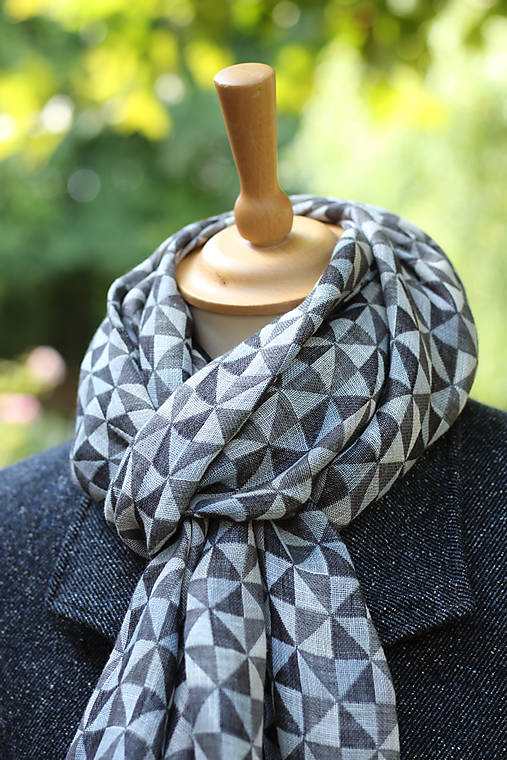 Luxusný pánsky zimný šál čierno-šedej farby – jemný, hrejivý, s koženým remienkom