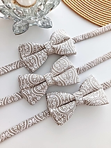 Pánske doplnky - Luxusný pánsky vzorovaný motýlik - biely - hnedý - béžový - 17817135_