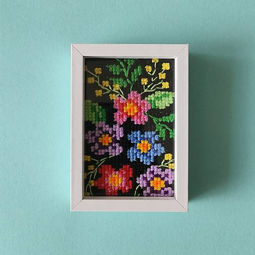Dekorácie - Miniatúrna výšivka 5 x 7,5 cm v ráme na zavesenie: Kvety, ktoré nezvädnú - 17815429_