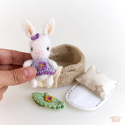 Hračky - Zajačik Puffy v košíku – miniatúrny svet plný nežnosti - 17814713_