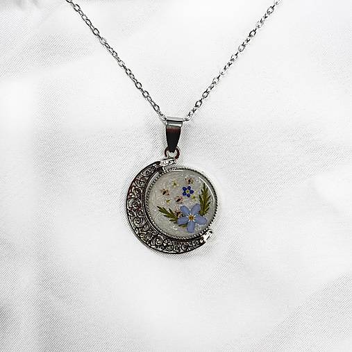 Náhrdelníky - Náhrdelník mesiac s medailónom - otáčací zo živice so skutočnými kvetmi - 17817372_