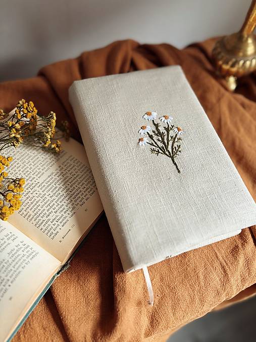 Papiernictvo - Vyšívaný ľanový obal na knihy - Prírodný s harmančekom - 17817509_