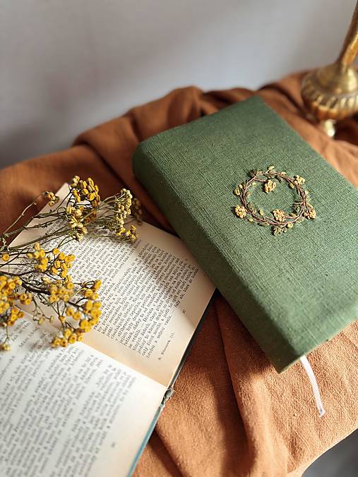 Papiernictvo - Vyšívaný ľanový obal na knihy - Zelený s jesenným vencom - 17817514_