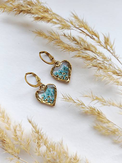 Náušnice - Visiace srdiečkové náušnice s konzervovaným kvetom - 17816300_