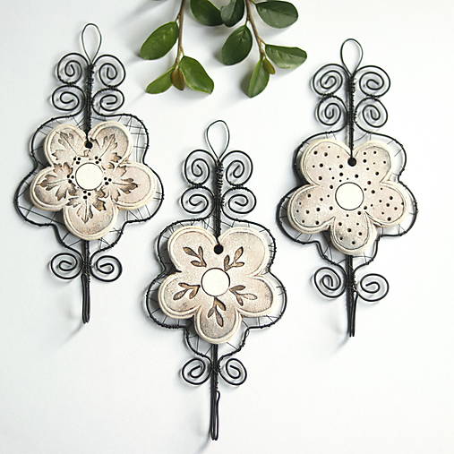 Nábytok - vešiak s kvetom - 17817843_