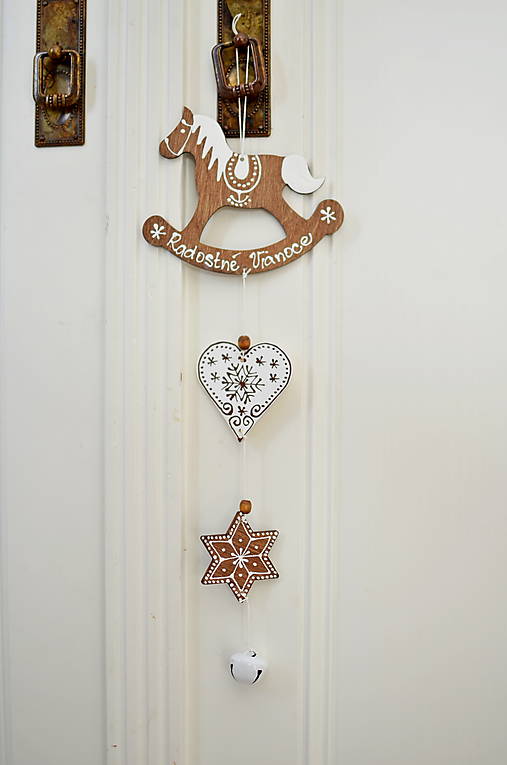 Dekorácie - Závesná dekorácia koník Slovenské Vianoce (S nápisom Radostné Vianoce) - 17821280_